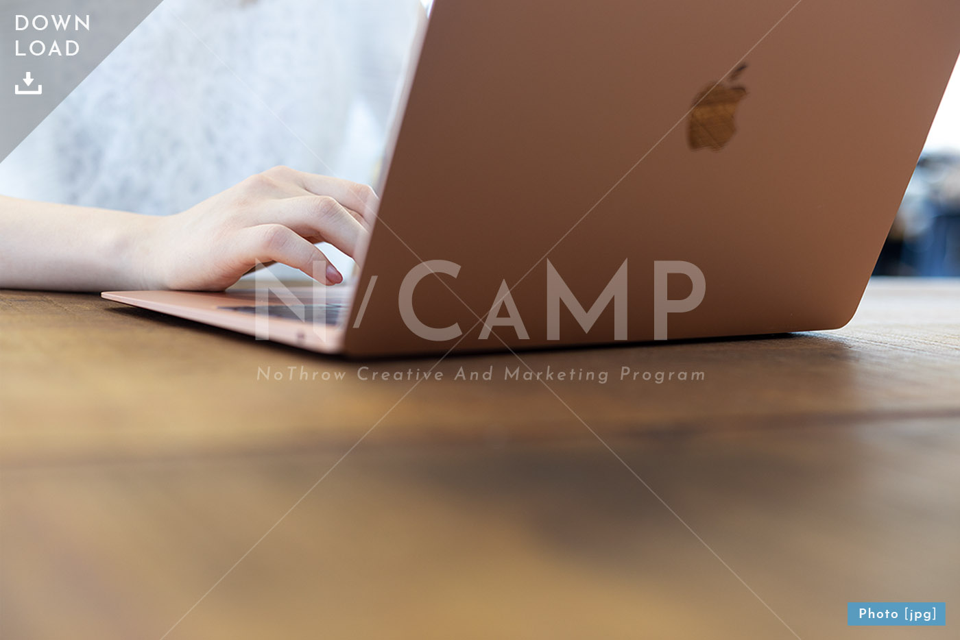 Mac PCを操作する女性の手元