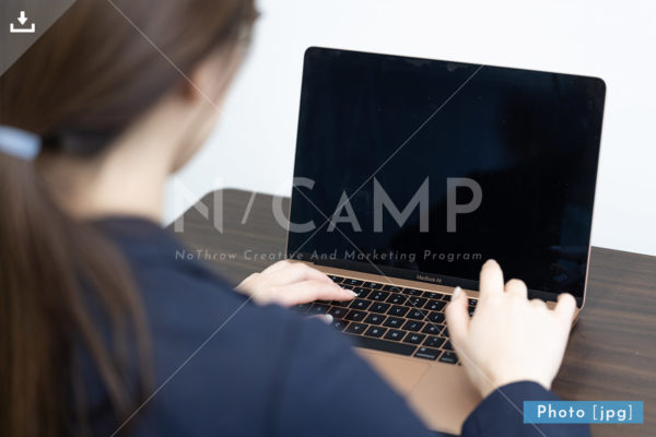 Mac・パソコンを操作する女性手元_1