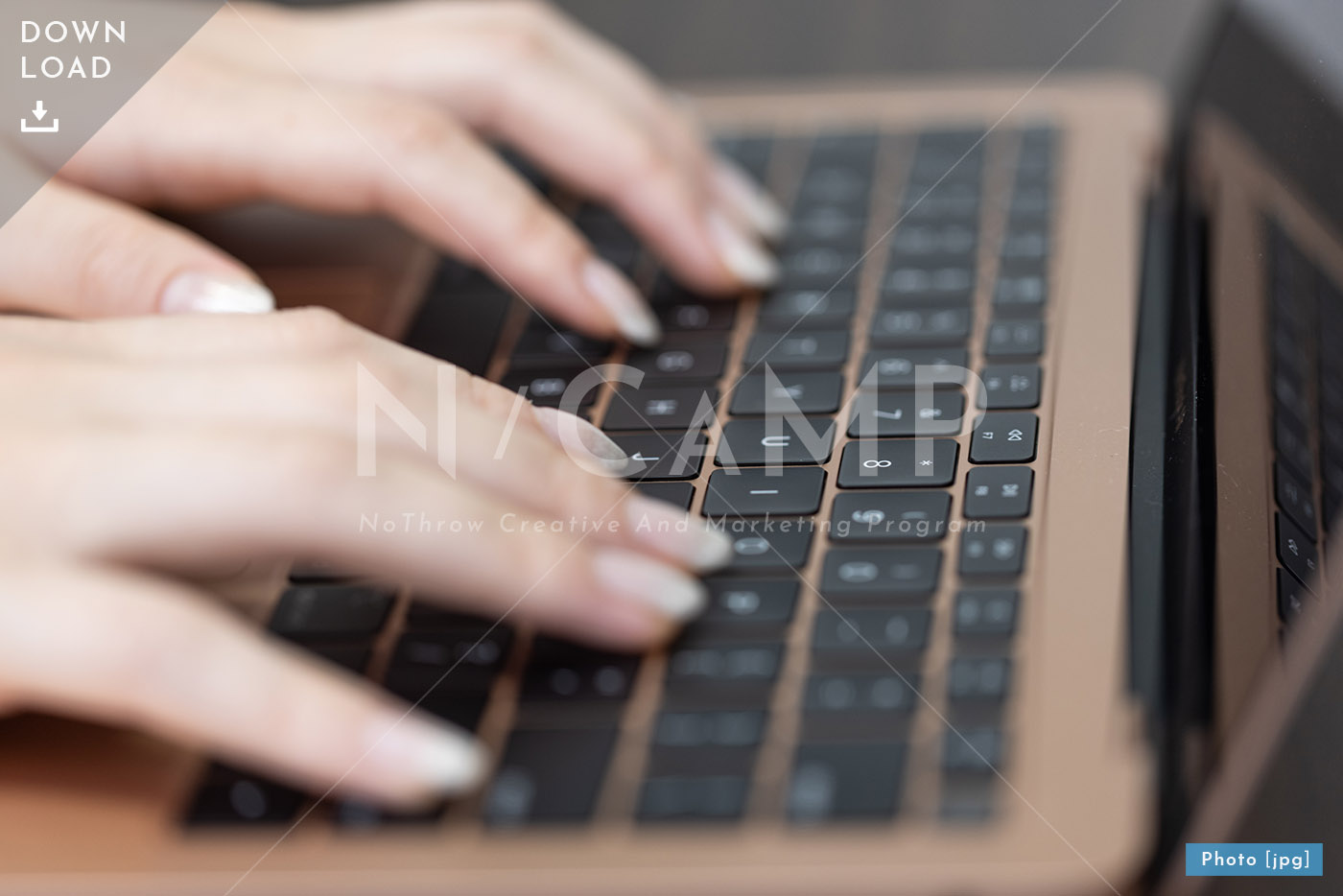 Mac・パソコンを操作する女性手元