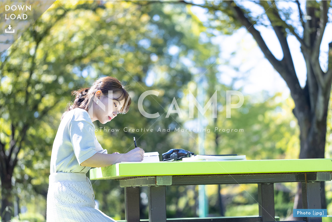 N_001015_0174_公園で勉強する大学生