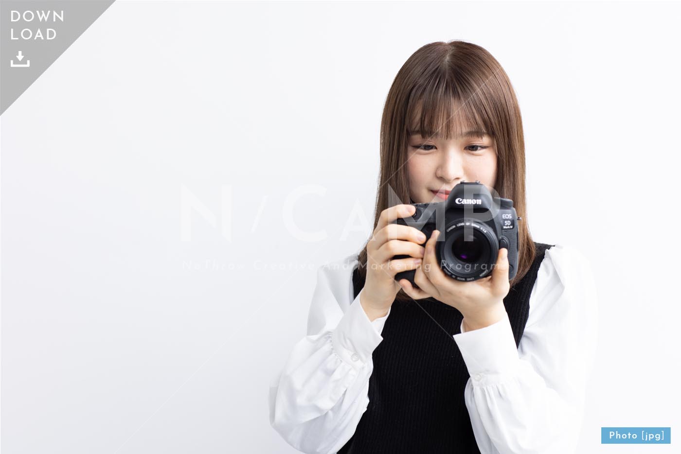 【写真素材】一眼レフで撮影する日本人女性1 - Lサイズ：4000 × 2668px (300dpi) [33.87cm × 22.59cm] - ロイヤリティフリー素材