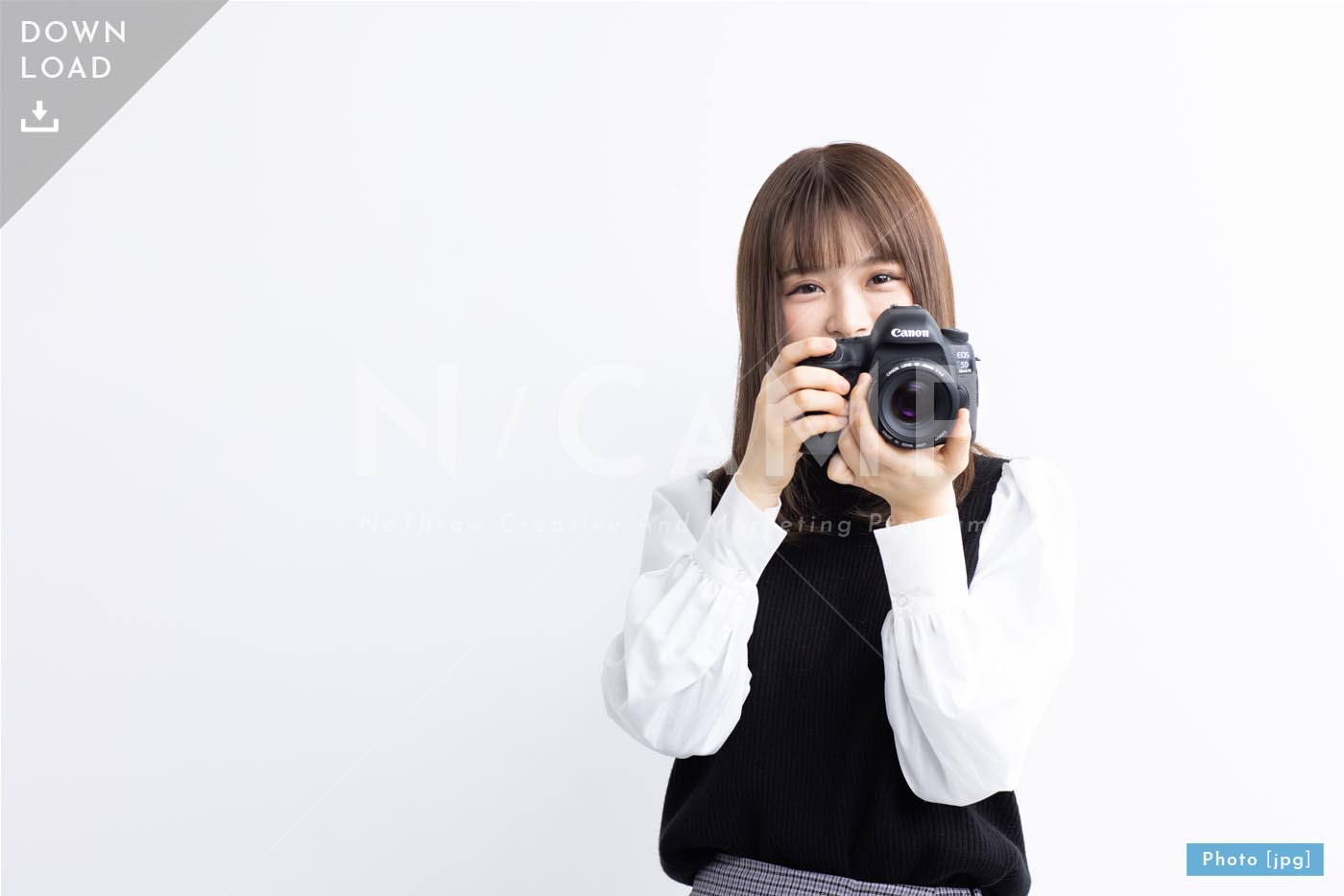 【写真素材】一眼レフで撮影する日本人女性5 - Lサイズ：4000 × 2668px (300dpi) [33.87cm × 22.59cm] - ロイヤリティフリー素材