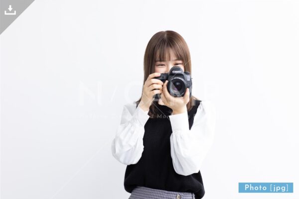 【写真素材】一眼レフで撮影する日本人女性6 - Lサイズ：4000 × 2668px (300dpi) [33.87cm × 22.59cm] - ロイヤリティフリー素材